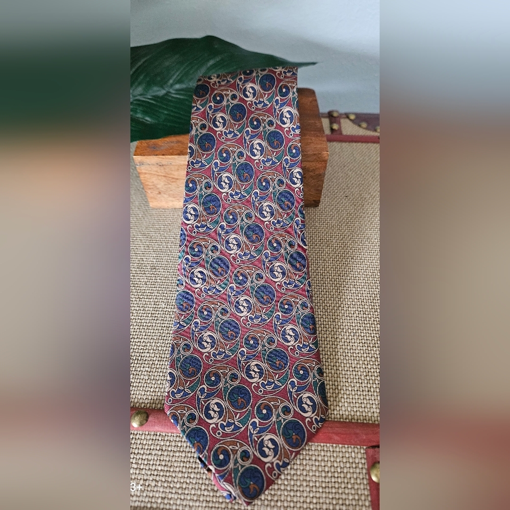 British Museum 100% Silk Vintage Geometric patter Inspired by Ancient Art Tie!